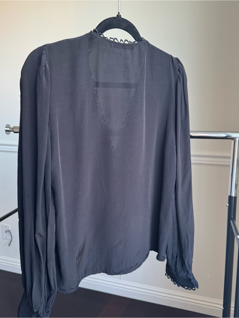 Zara Black Long-Sleeve Scallop Trim Blouse size Small Viscose Pre-owned. - Picture 4 of 9